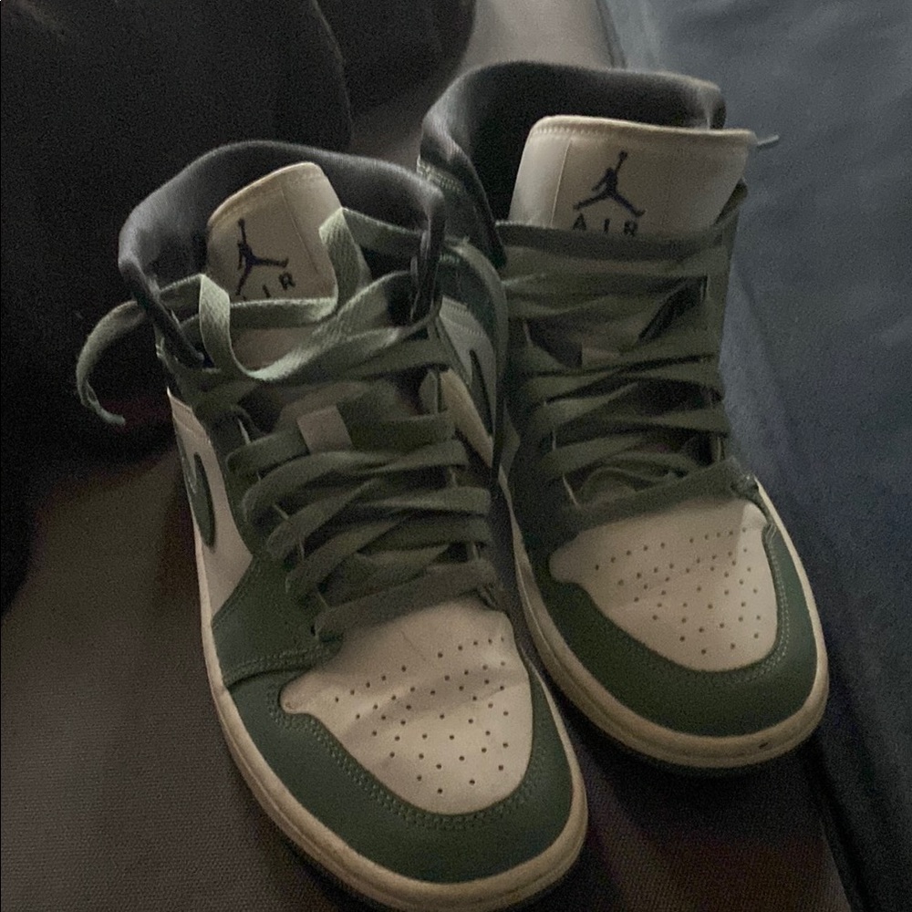 Air Jordan 1 High Olive Slightly Used (dirty soles and slight creases)